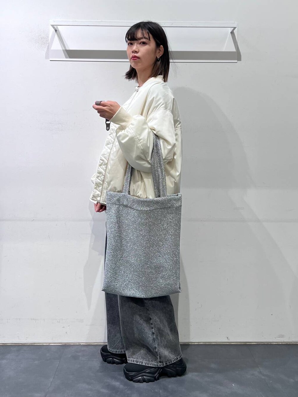 「低身長、個性派、カジュアル、骨格ウェーブ、LAKOLE、デニムパンツ、スウェット、ブルゾン」｜「LAKOLEのラメニットトートバッグ / 111758（トートバッグ、その他）」を使った、うえさん（レディース・153cm）の冬コーディネートの3枚目の写真