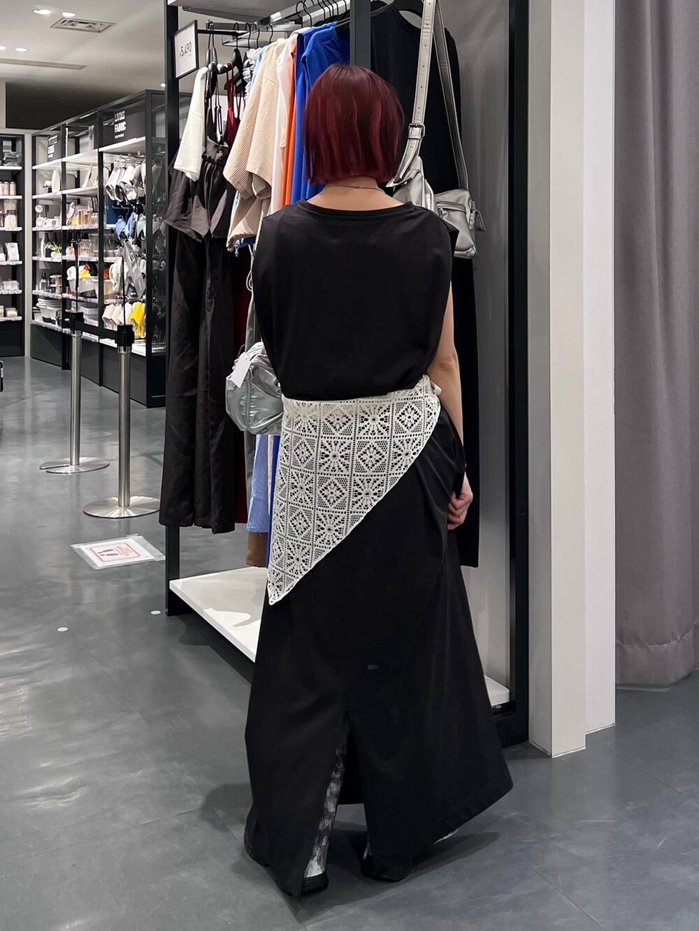 その他のショルダーバッグ、グレー系のその他パンツ、ブラック系のワンピースを着用したレディースの夏コーディネートの5枚目の写真