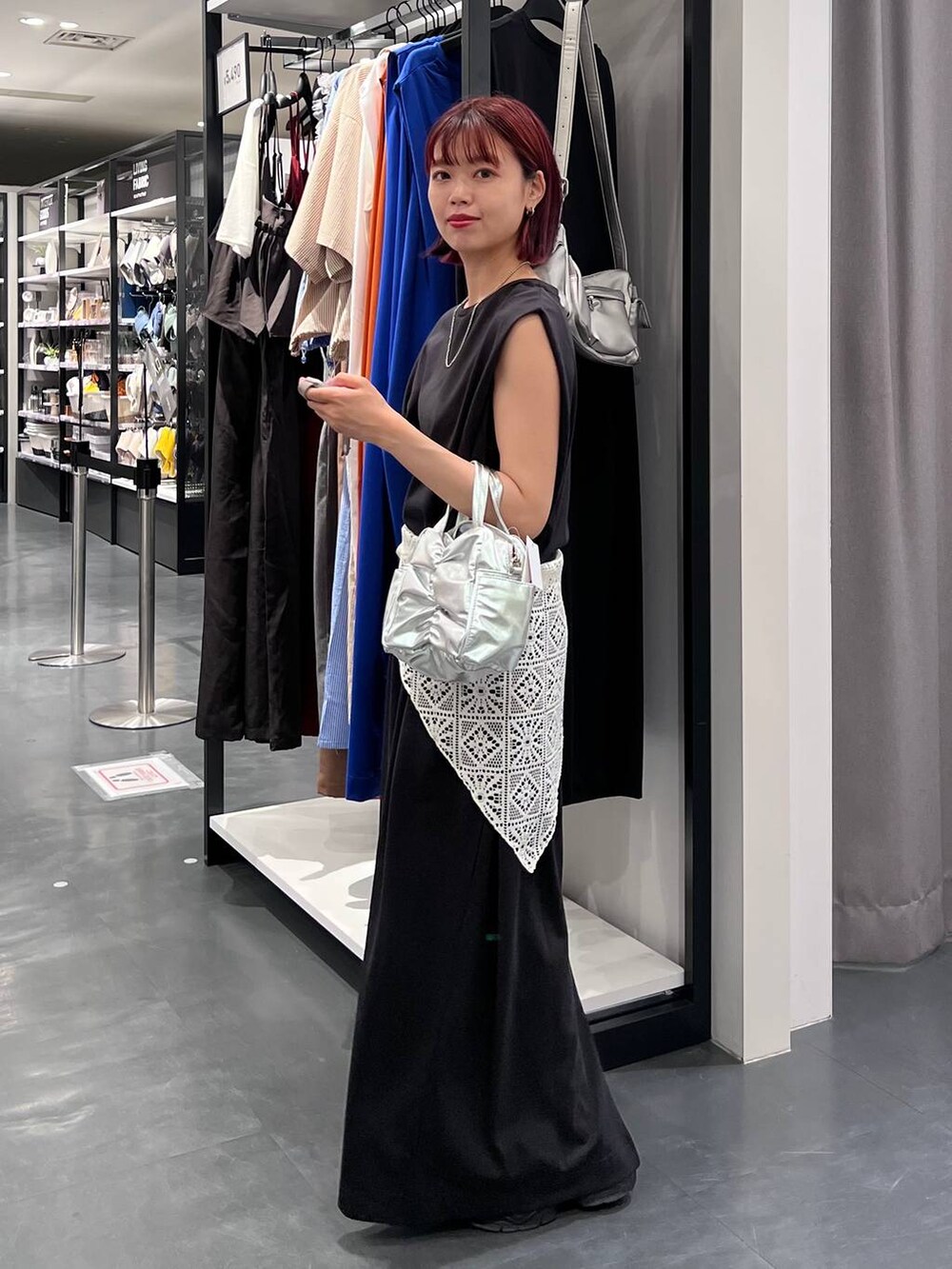 その他のショルダーバッグ、グレー系のその他パンツ、ブラック系のワンピースを着用したレディースの夏コーディネートの3枚目の写真