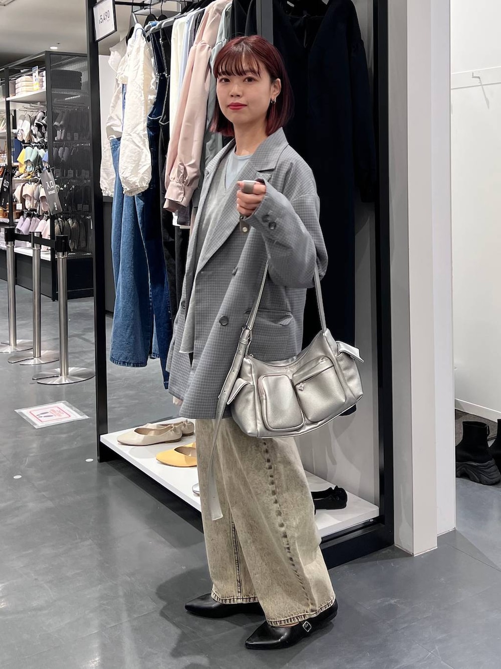 ベージュ系のデニムパンツ、その他のショルダーバッグ、ブラック系のパンプスを着用したレディースの春コーディネートの3枚目の写真