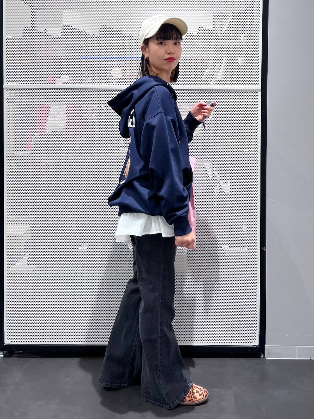 ピンク系のトートバッグ、ブルー系のパーカー、その他のスニーカーを着用したレディースの冬コーディネートの3枚目の写真