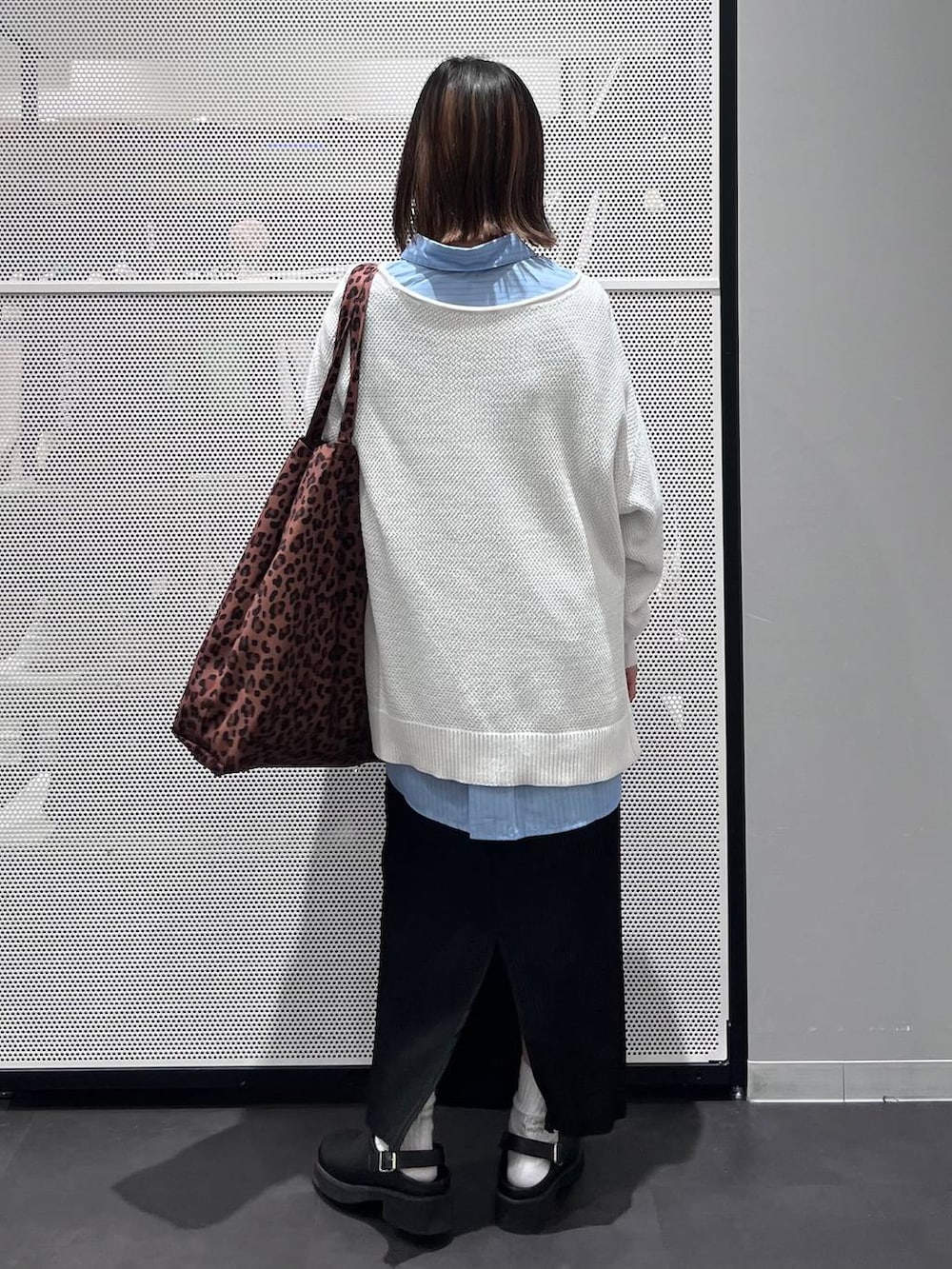 ブラック系のサンダル、ブルー系のシャツ/ブラウス、ブラック系のスカートを着用したレディースの春コーディネートの5枚目の写真