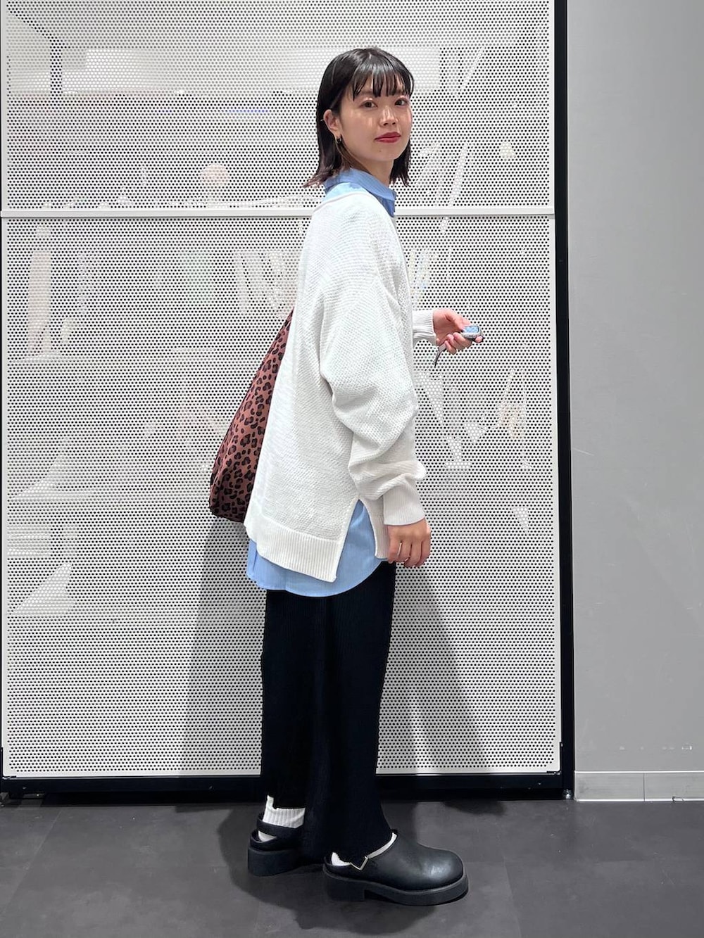 ブラック系のサンダル、ブルー系のシャツ/ブラウス、ブラック系のスカートを着用したレディースの春コーディネートの3枚目の写真