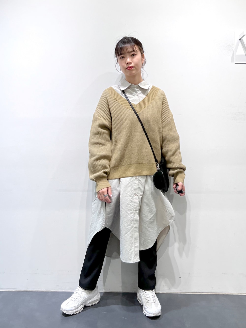 ホワイト系のスニーカー、ブラック系のその他パンツ、グレー系のワンピースを着用したレディースの冬コーディネートの2枚目の写真