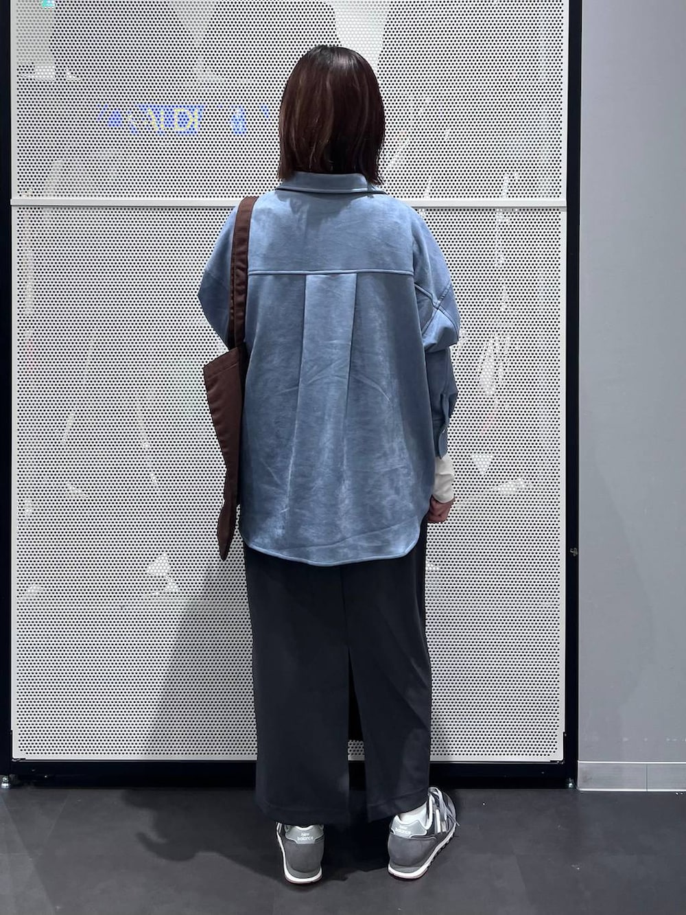 グレー系のスニーカー、ホワイト系のTシャツ/カットソー、グレー系のスカートを着用したレディースの秋コーディネートの5枚目の写真