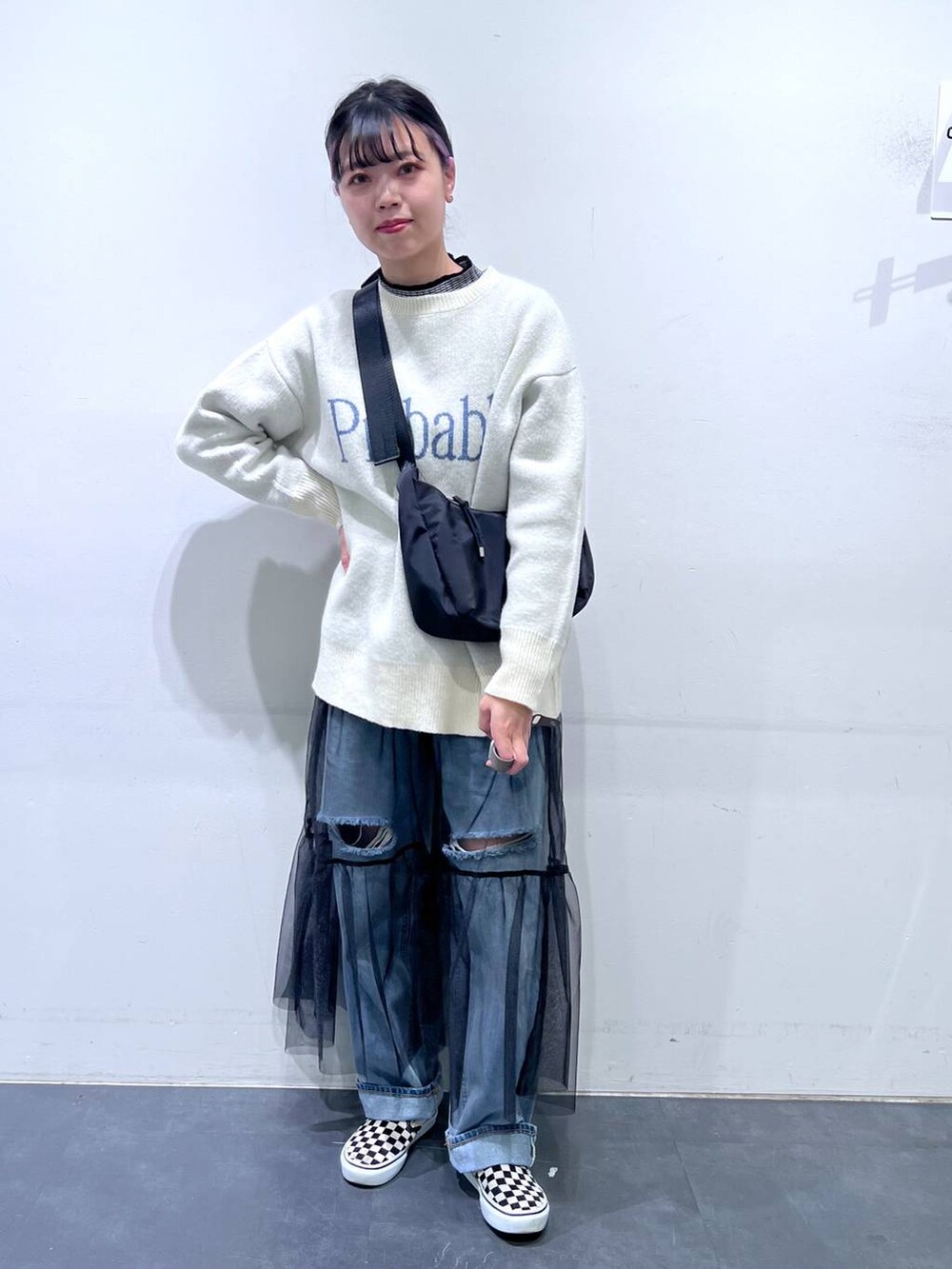 その他のニット/セーター、ブルー系のデニムパンツ、ブラック系のショルダーバッグを着用したレディースの冬コーディネートの2枚目の写真