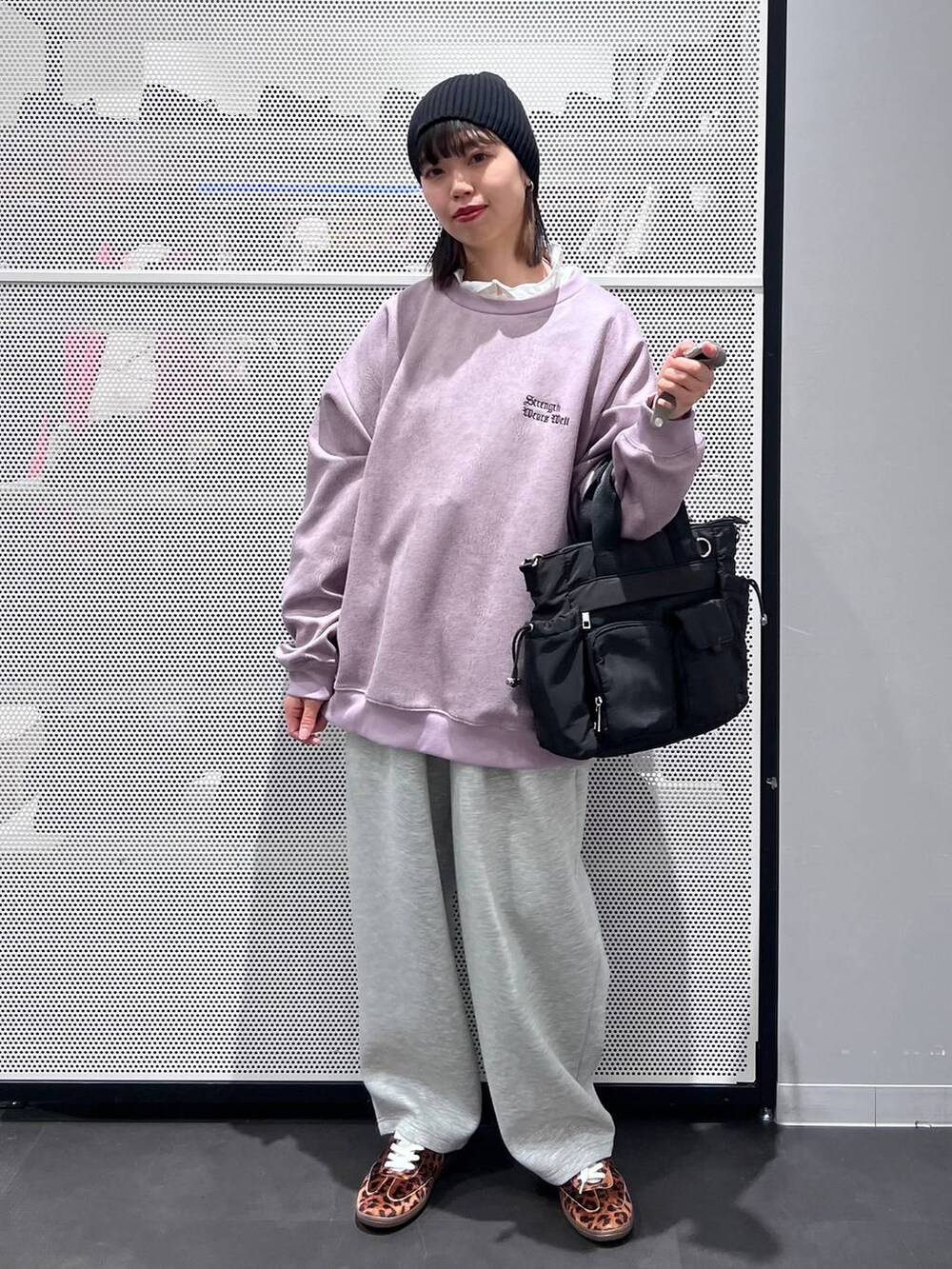 ブラック系のトートバッグ、その他のスニーカー、ホワイト系のその他トップスを着用したレディースの冬コーディネートの2枚目の写真