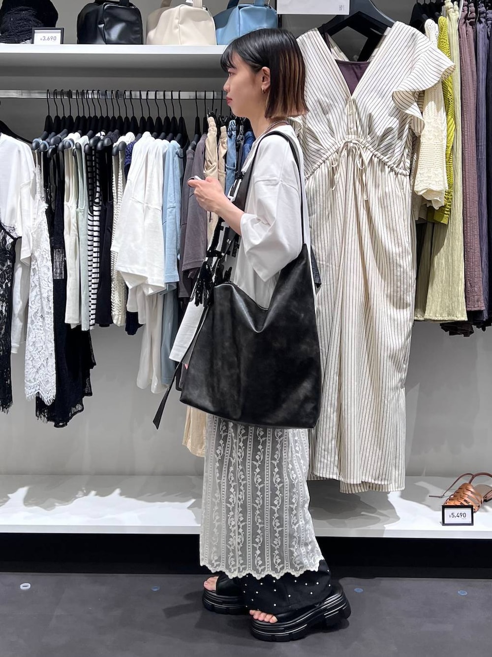 その他のその他パンツ、ブラック系のショルダーバッグ、ブラック系のサンダルを着用したレディースの春コーディネートの4枚目の写真