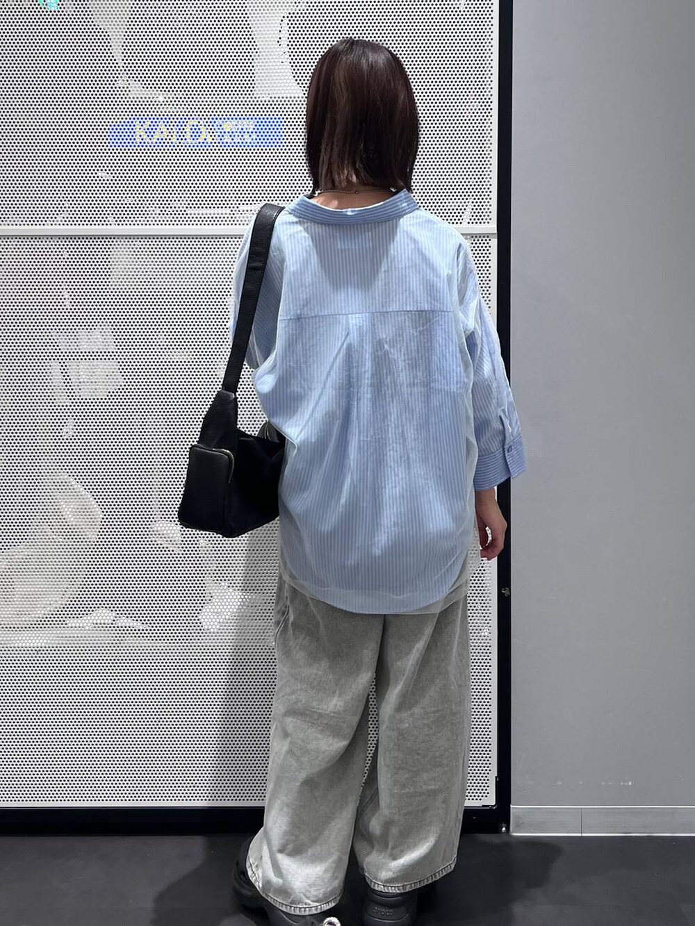 ブラック系のサンダル、ブラック系のショルダーバッグ、ブルー系のシャツ/ブラウスを着用したレディースの秋コーディネートの5枚目の写真