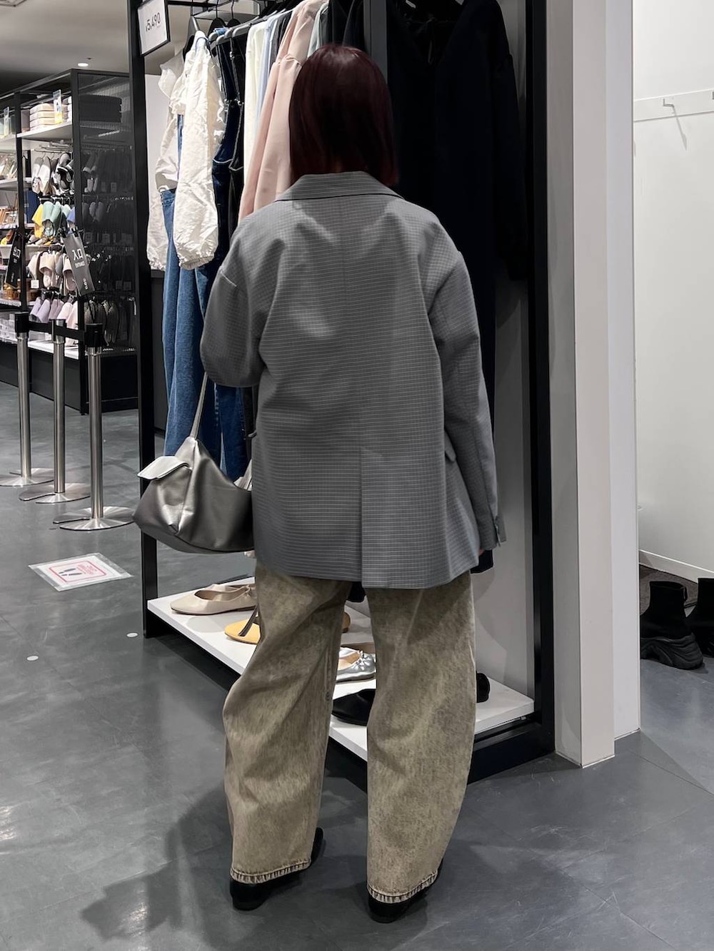 ベージュ系のデニムパンツ、その他のショルダーバッグ、ブラック系のパンプスを着用したレディースの春コーディネートの5枚目の写真