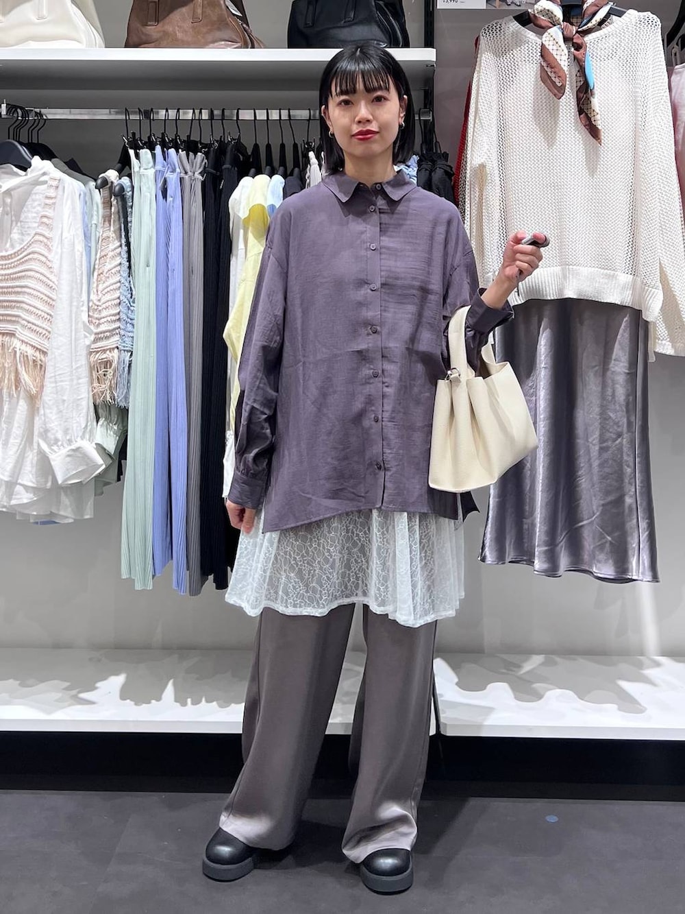 ブラック系のサンダル、ホワイト系のトートバッグ、グレー系のその他パンツを着用したレディースの春コーディネートの2枚目の写真