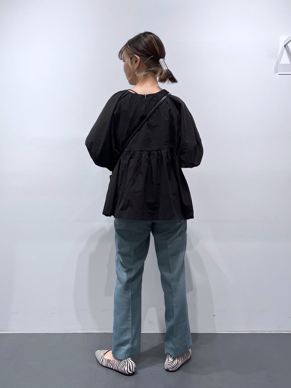 グリーン系のその他パンツ、その他のパンプス、ブラック系のシャツ/ブラウスを着用したレディースの夏コーディネートの3枚目の写真