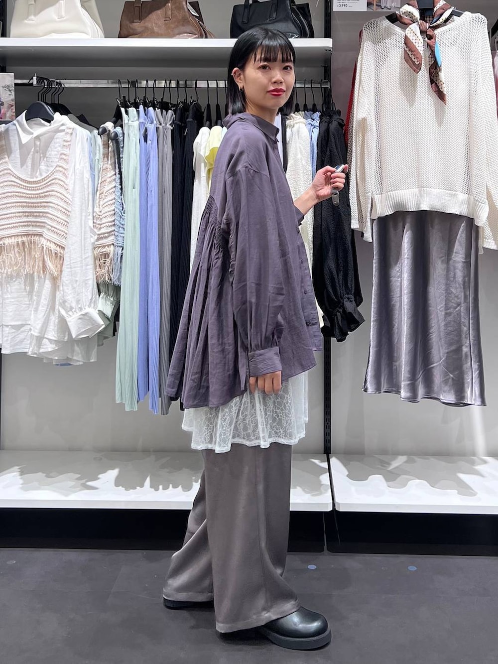 ブラック系のサンダル、ホワイト系のトートバッグ、グレー系のその他パンツを着用したレディースの春コーディネートの4枚目の写真