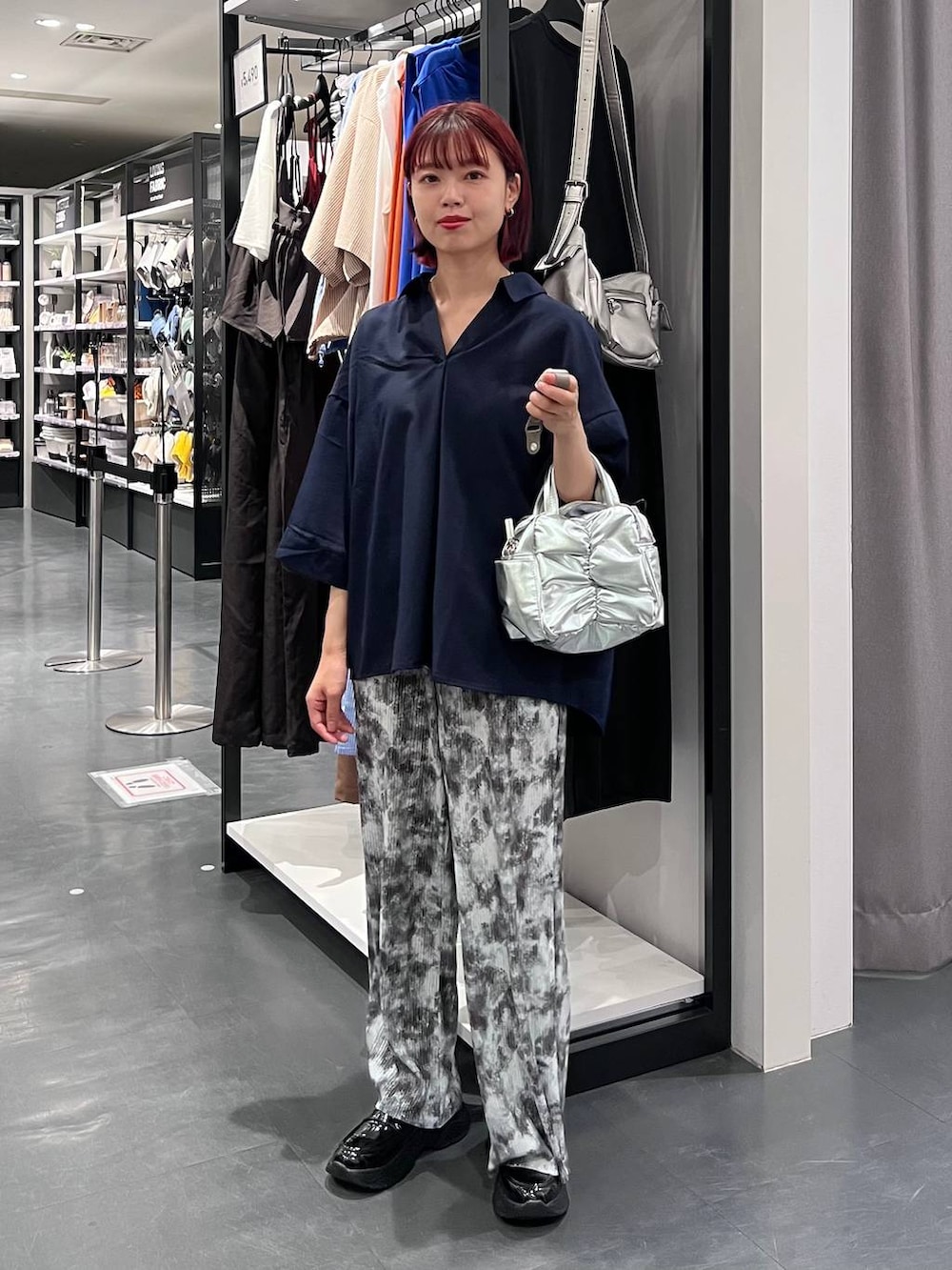 その他のショルダーバッグ、グレー系のその他パンツ、ブルー系のシャツ/ブラウスを着用したレディースの夏コーディネートの3枚目の写真