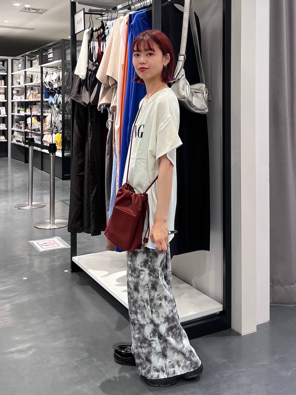 グレー系のその他パンツ、ホワイト系のTシャツ/カットソー、ブラック系のローファーを着用したレディースの夏コーディネートの3枚目の写真