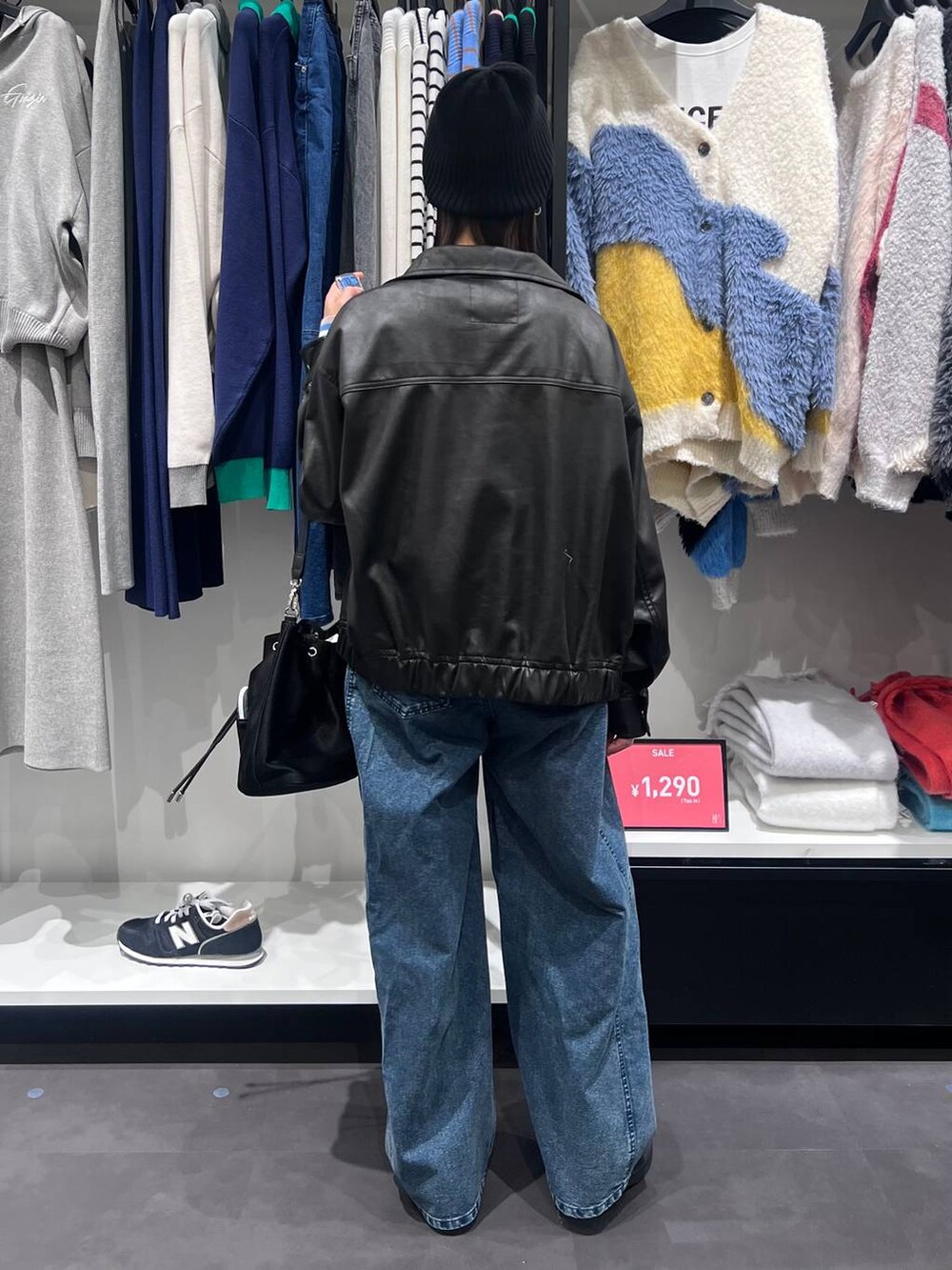 ブラック系のショルダーバッグ、ブルー系のニット/セーター、ブラック系のサンダルを着用したレディースの冬コーディネートの5枚目の写真