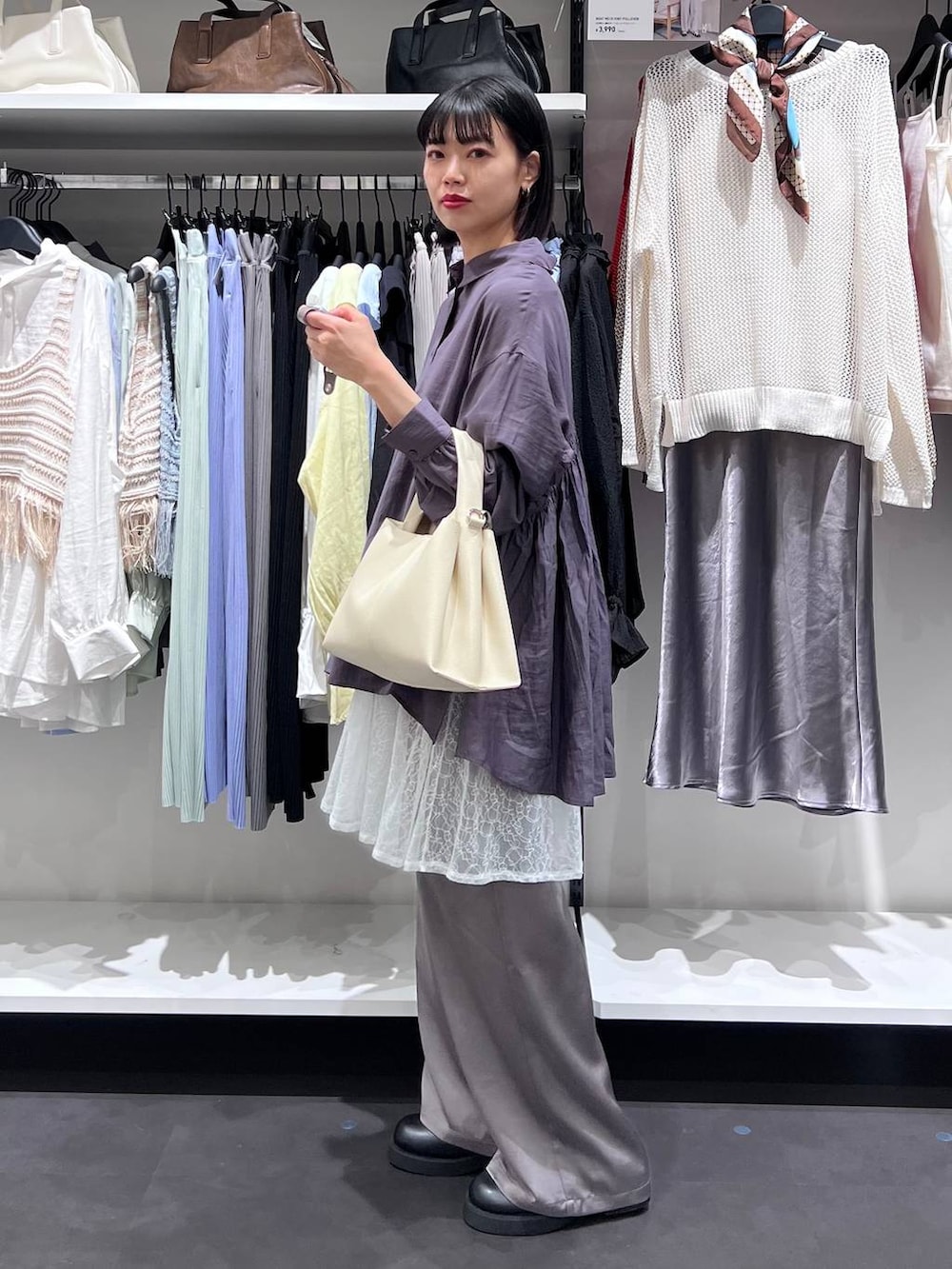 ブラック系のサンダル、ホワイト系のトートバッグ、グレー系のその他パンツを着用したレディースの春コーディネートの3枚目の写真