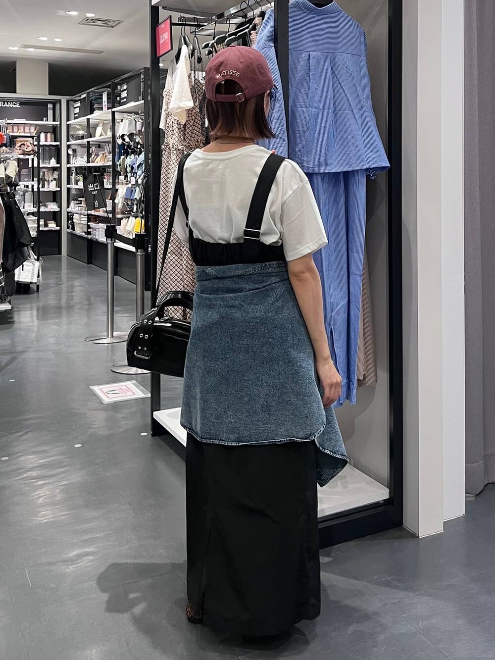 ブルー系のシャツ/ブラウス、ホワイト系のTシャツ/カットソー、その他のパンプスを着用したレディースの夏コーディネートの5枚目の写真