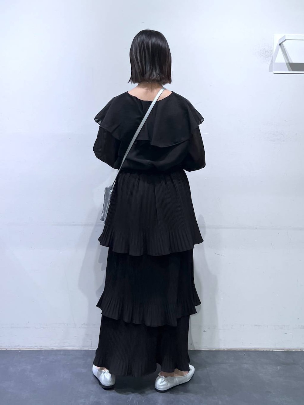 その他のショルダーバッグ、シルバー系のバレエシューズ、ブラック系のスカートを着用したレディースの春コーディネートの6枚目の写真