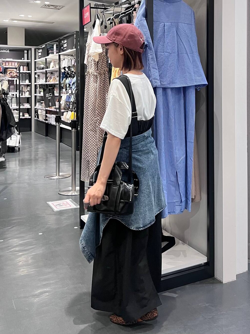 ブルー系のシャツ/ブラウス、ホワイト系のTシャツ/カットソー、その他のパンプスを着用したレディースの夏コーディネートの4枚目の写真