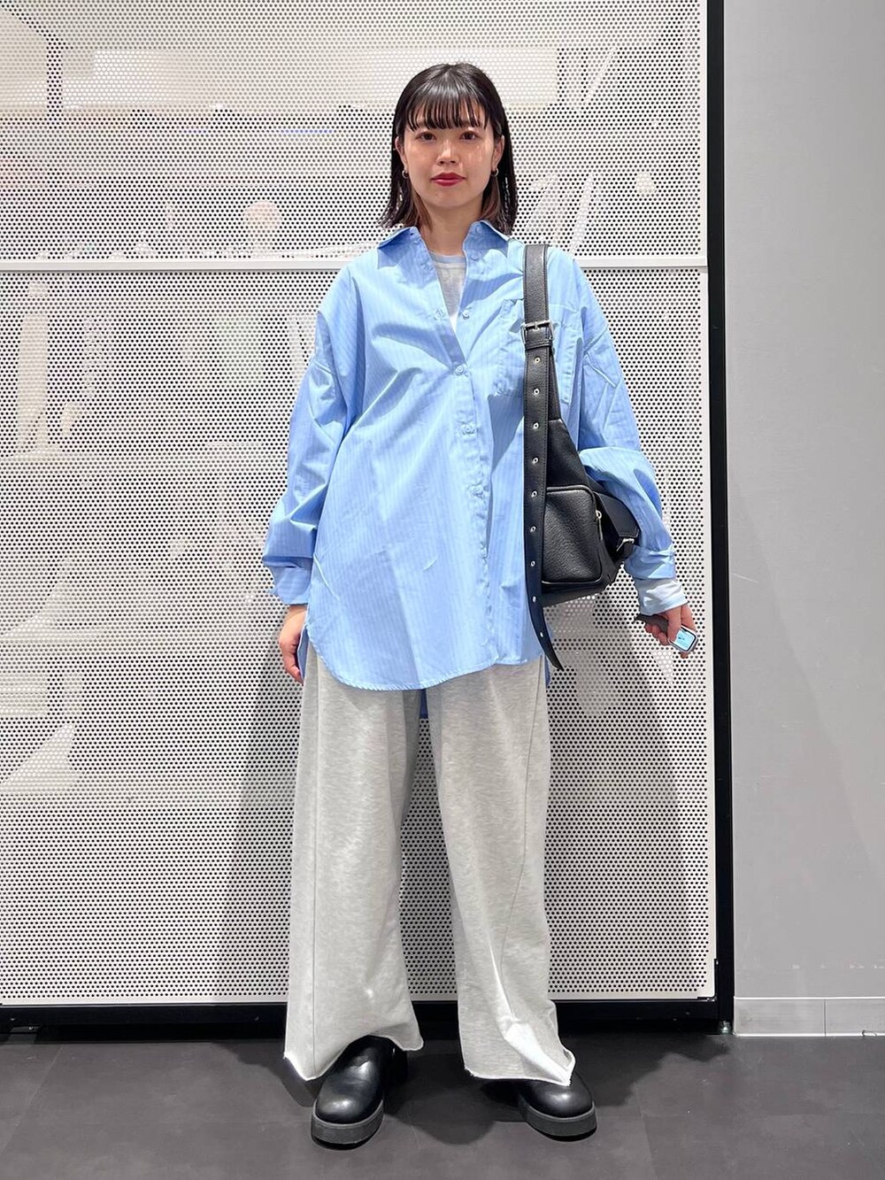 ブラック系のショルダーバッグ、グレー系のその他パンツ、ブラック系のサンダルを着用したレディースの春コーディネートの2枚目の写真