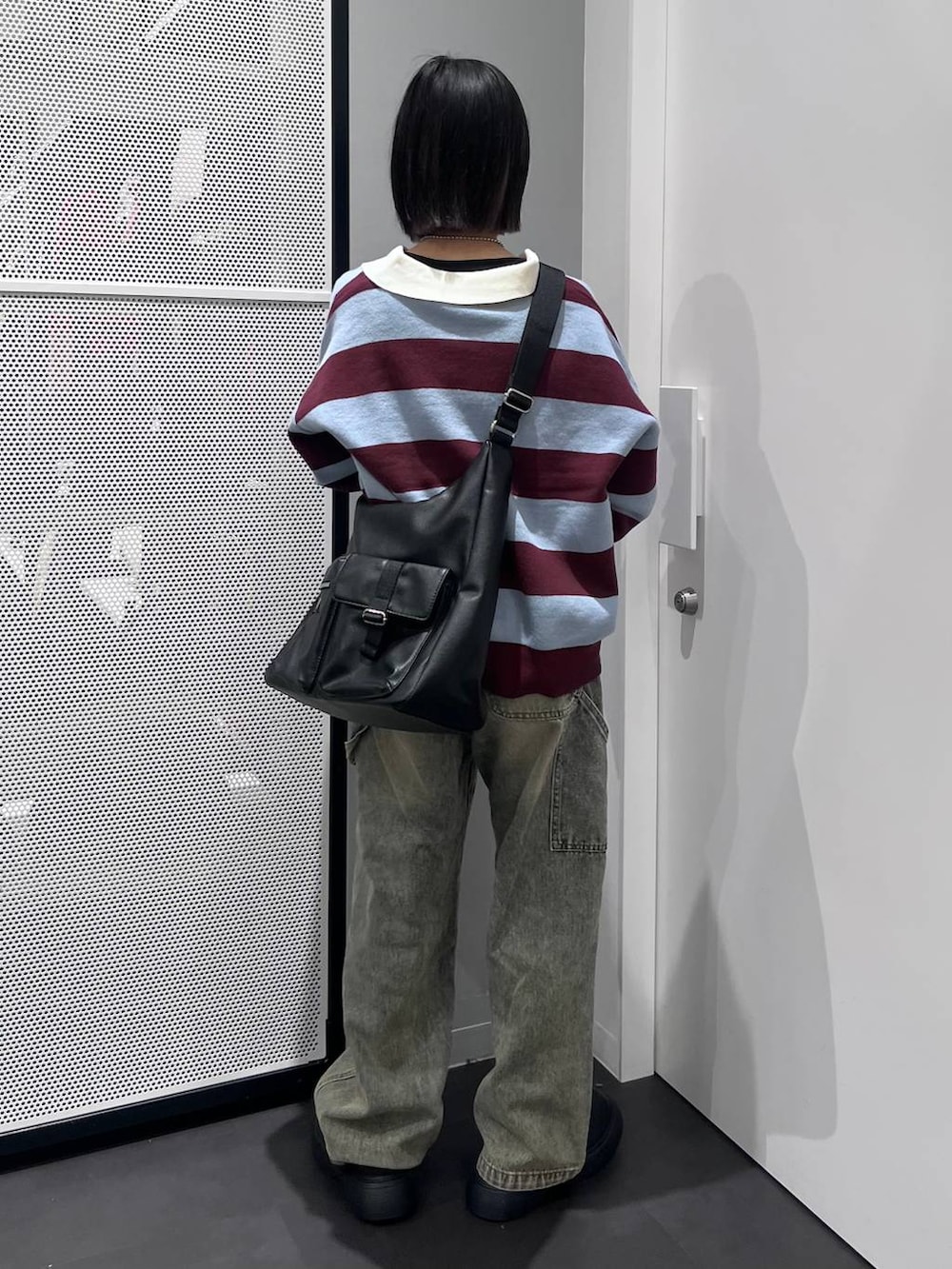 ブラック系のTシャツ/カットソー、その他のニット/セーター、ブラック系のその他シューズを着用したレディースの秋コーディネートの5枚目の写真