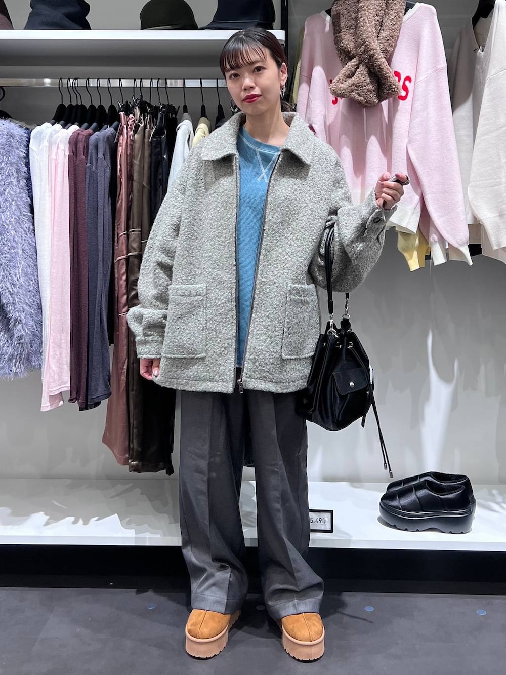 グレー系のブルゾン、イエロー系のスリッポン、ブラック系のショルダーバッグを着用したレディースの秋コーディネートの2枚目の写真