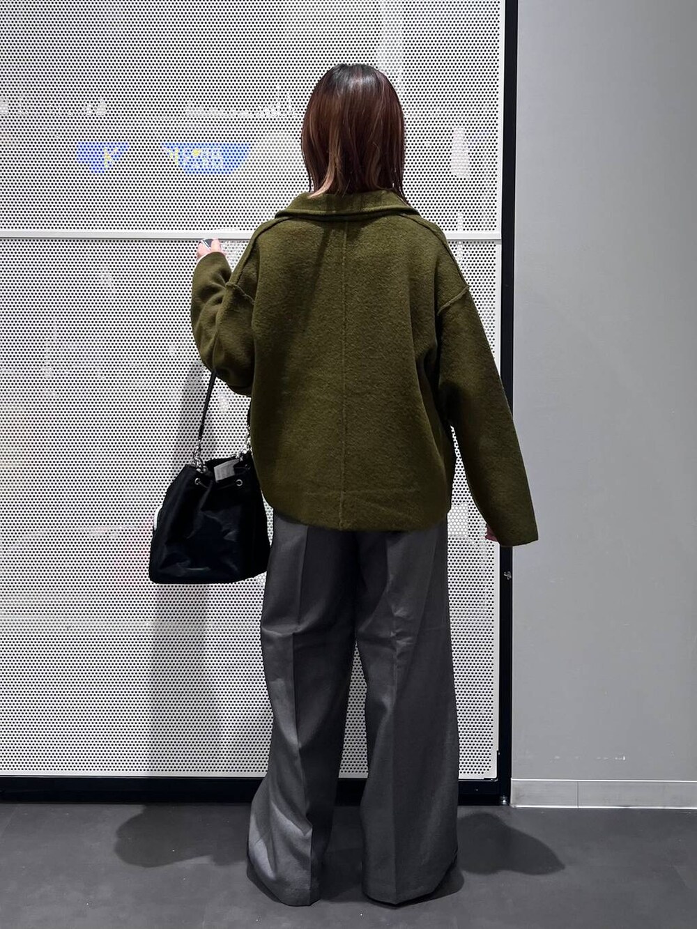 ブラック系のショルダーバッグ、ブラック系のブーツ、ホワイト系のTシャツ/カットソーを着用したレディースの秋コーディネートの5枚目の写真