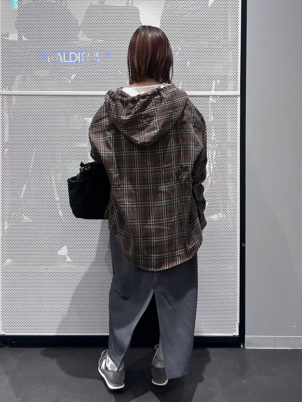 グレー系のスニーカー、グレー系のスカート、ホワイト系のTシャツ/カットソーを着用したレディースの秋コーディネートの5枚目の写真