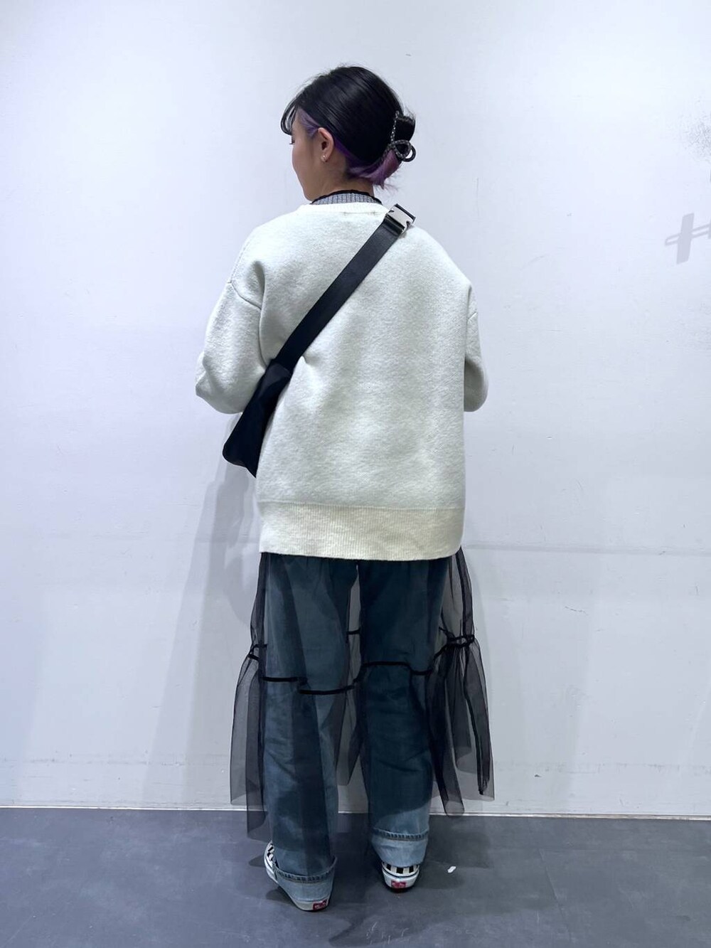 その他のニット/セーター、ブルー系のデニムパンツ、ブラック系のショルダーバッグを着用したレディースの冬コーディネートの5枚目の写真