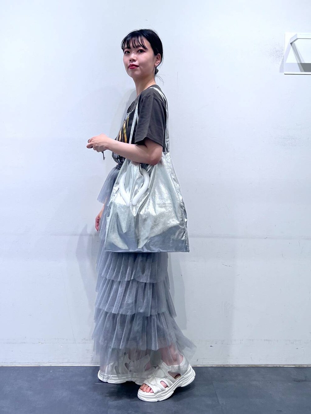 「LAKOLE、低身長、個性派、カジュアル、骨格ウェーブ、サンダル、トートバッグ、Tシャツ」｜「LAKOLEの3パーテーショントートバッグ / 110642（トートバッグ、シルバー系）」を使った、うえさん（レディース・153cm）の春コーディネートの3枚目の写真