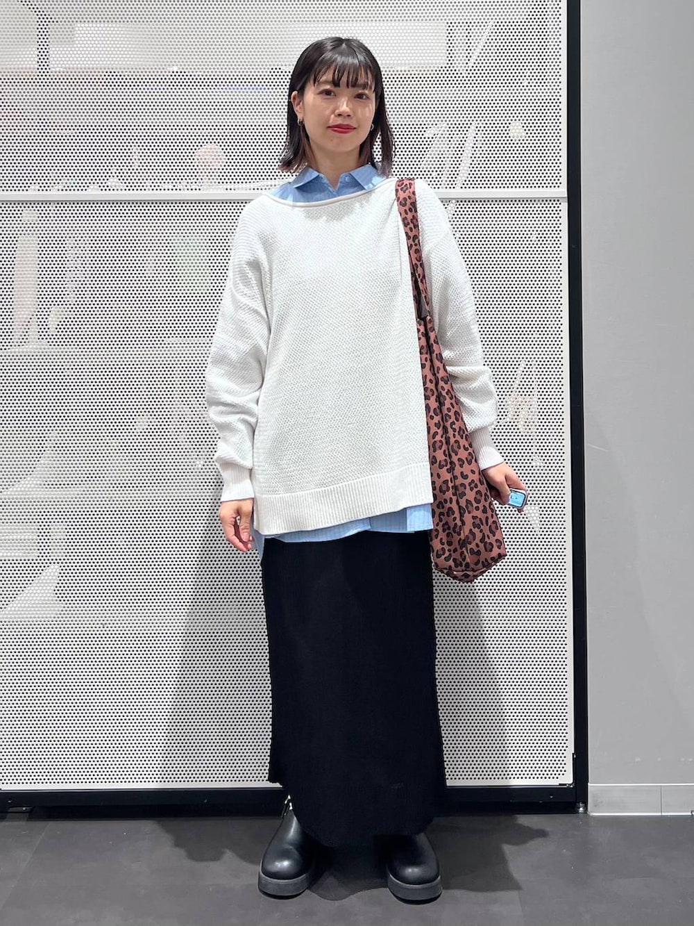 ブラック系のサンダル、ブルー系のシャツ/ブラウス、ブラック系のスカートを着用したレディースの春コーディネートの2枚目の写真