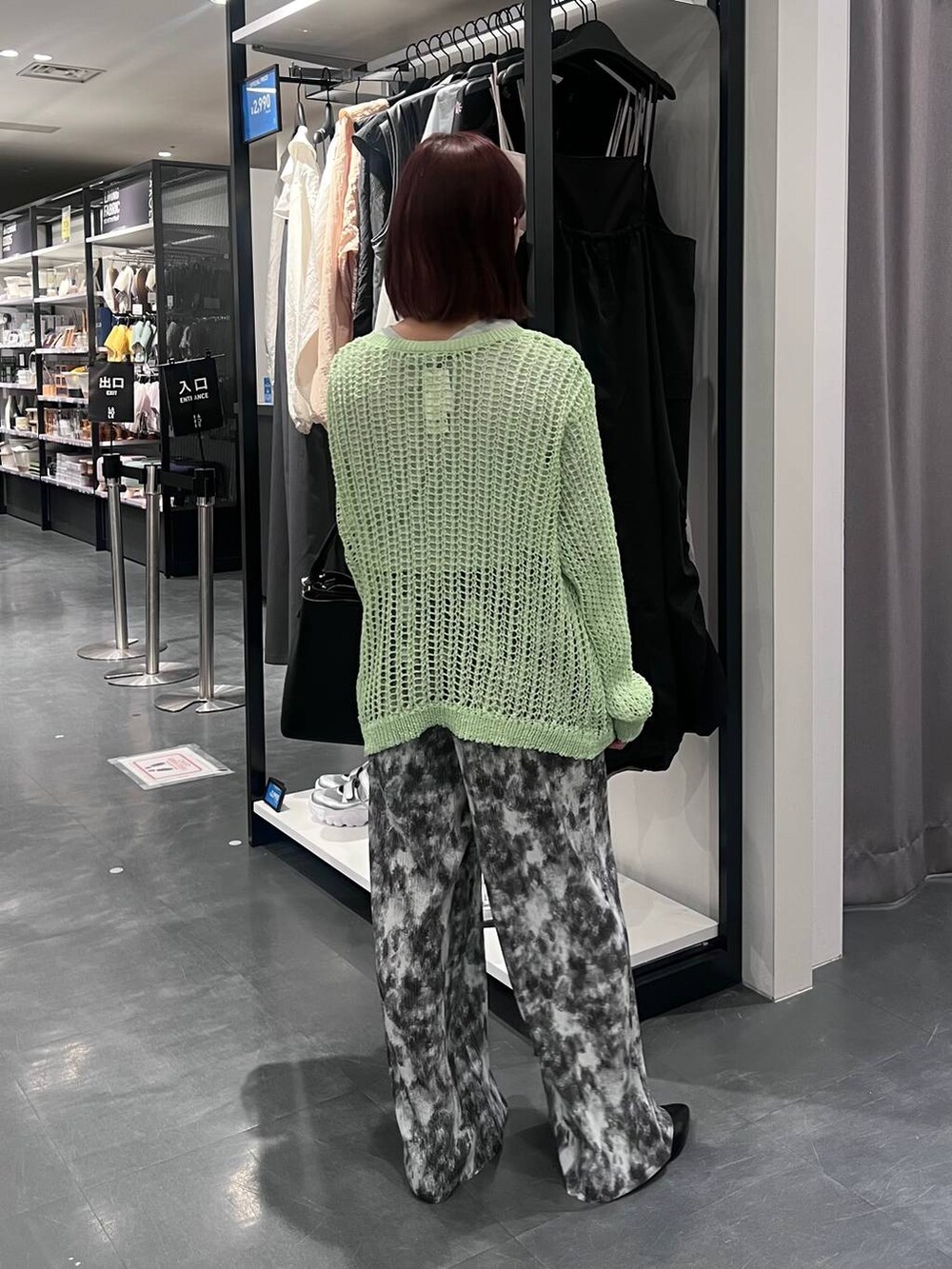 グレー系のTシャツ/カットソー、ブラック系のパンプス、グリーン系のニット/セーターを着用したレディースの春コーディネートの4枚目の写真