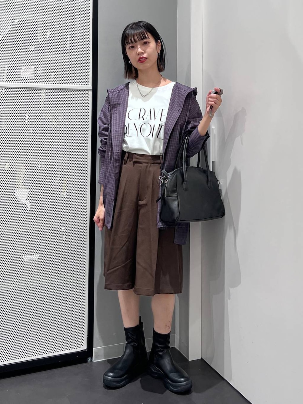 ホワイト系のTシャツ/カットソー、ブルー系のシャツ/ブラウス、ブラウン系のその他パンツを着用したレディースの秋コーディネートの2枚目の写真