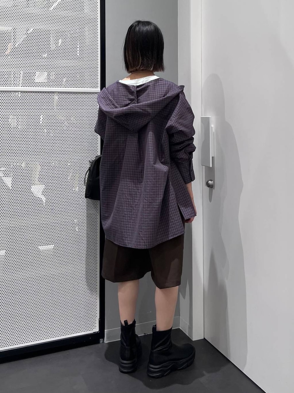 ホワイト系のTシャツ/カットソー、ブルー系のシャツ/ブラウス、ブラウン系のその他パンツを着用したレディースの秋コーディネートの5枚目の写真