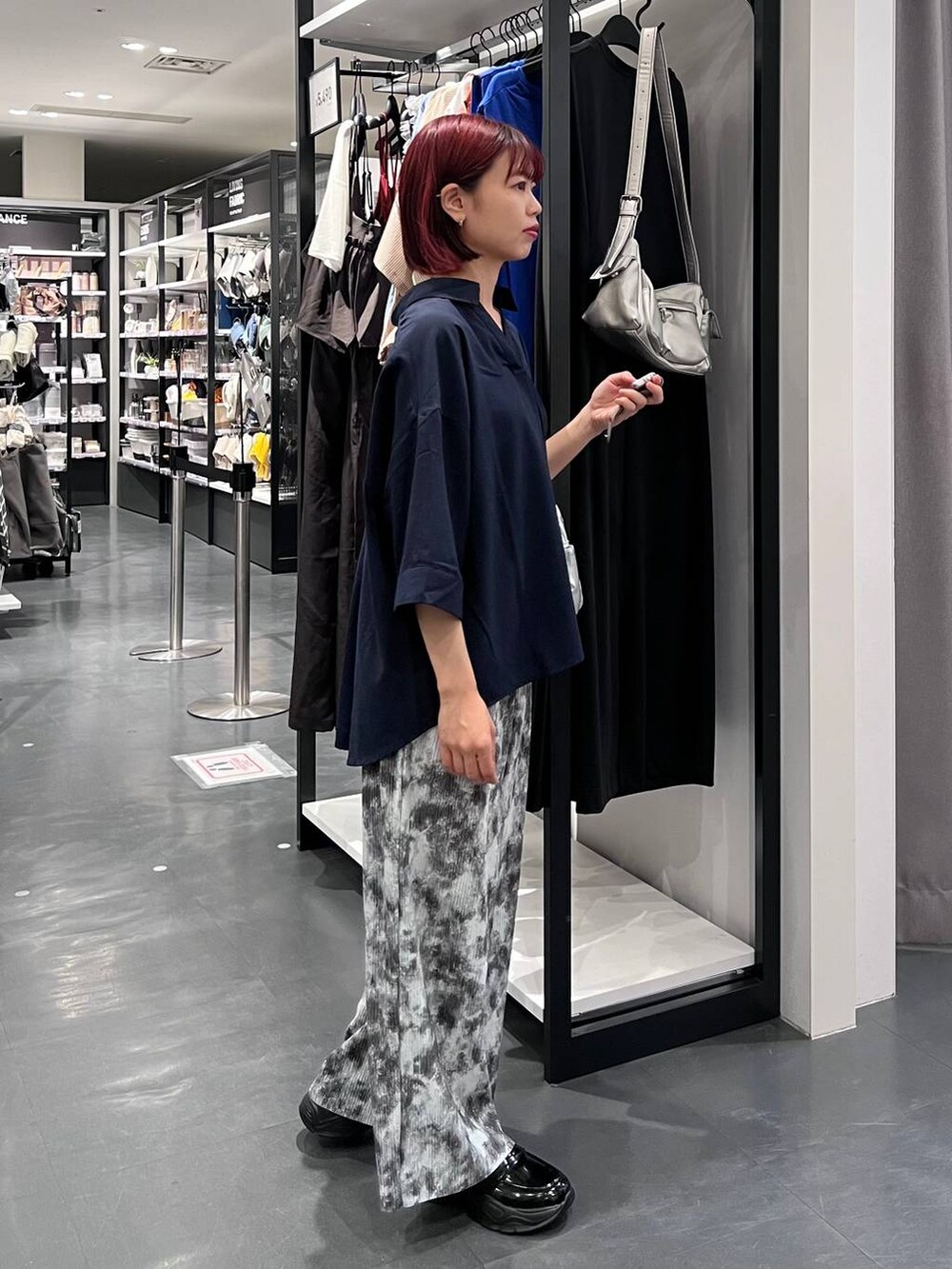 その他のショルダーバッグ、グレー系のその他パンツ、ブルー系のシャツ/ブラウスを着用したレディースの夏コーディネートの5枚目の写真