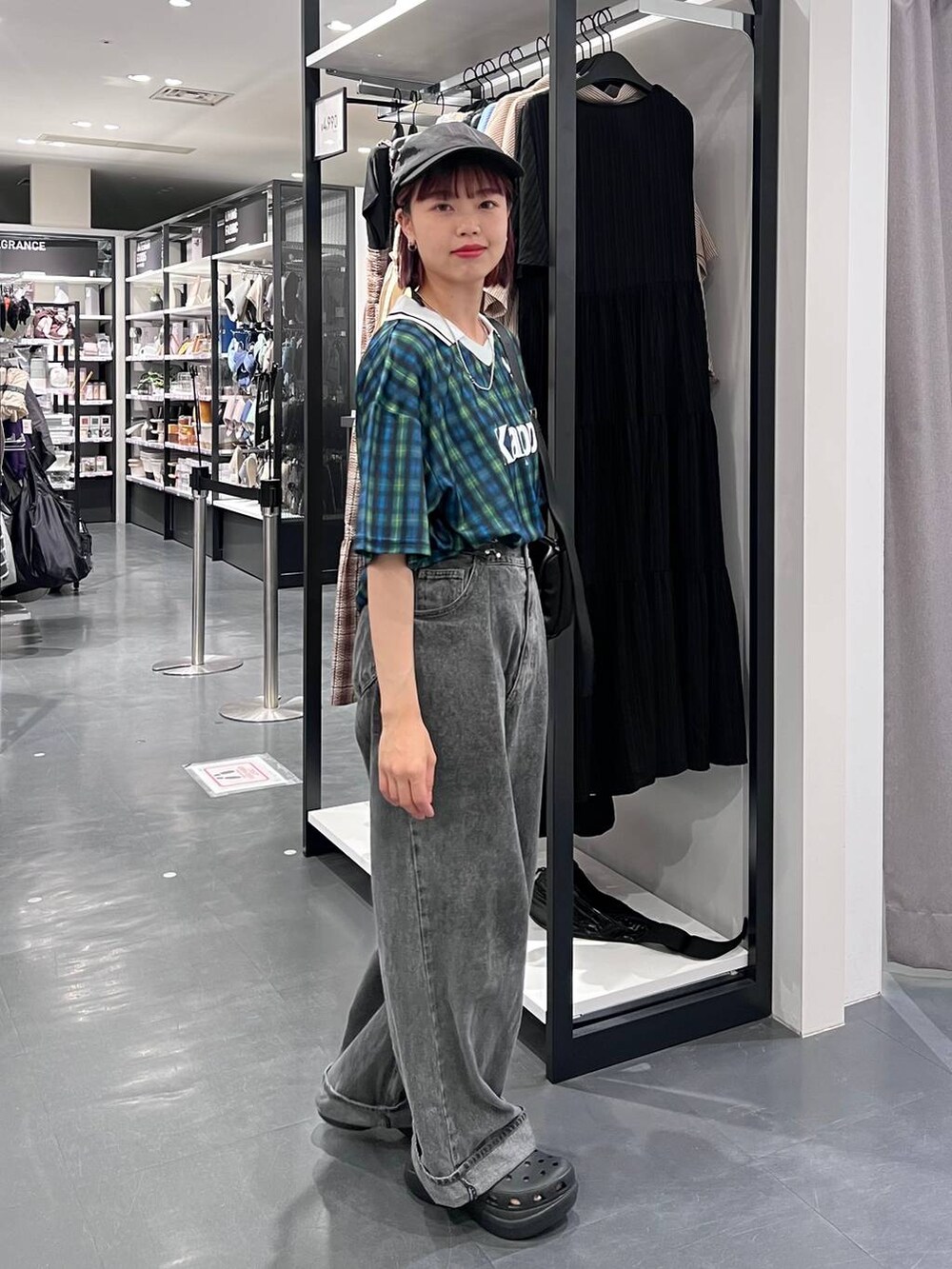 ブラック系のデニムパンツ、ブラック系のサンダル、ブラック系のショルダーバッグを着用したレディースの夏コーディネートの3枚目の写真