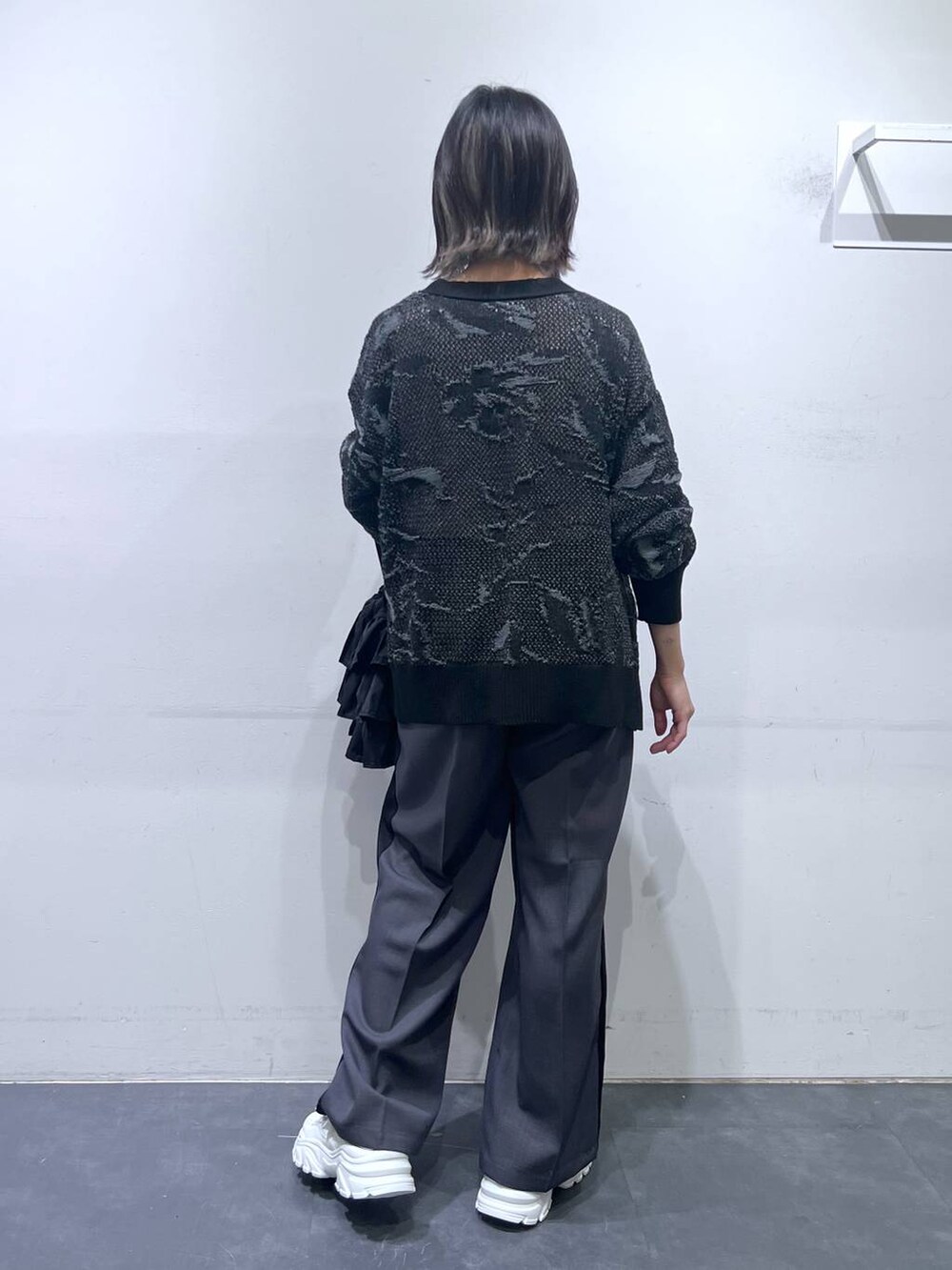 ホワイト系のスニーカー、ブラック系のショルダーバッグ、グレー系のその他パンツを着用したレディースの春コーディネートの3枚目の写真