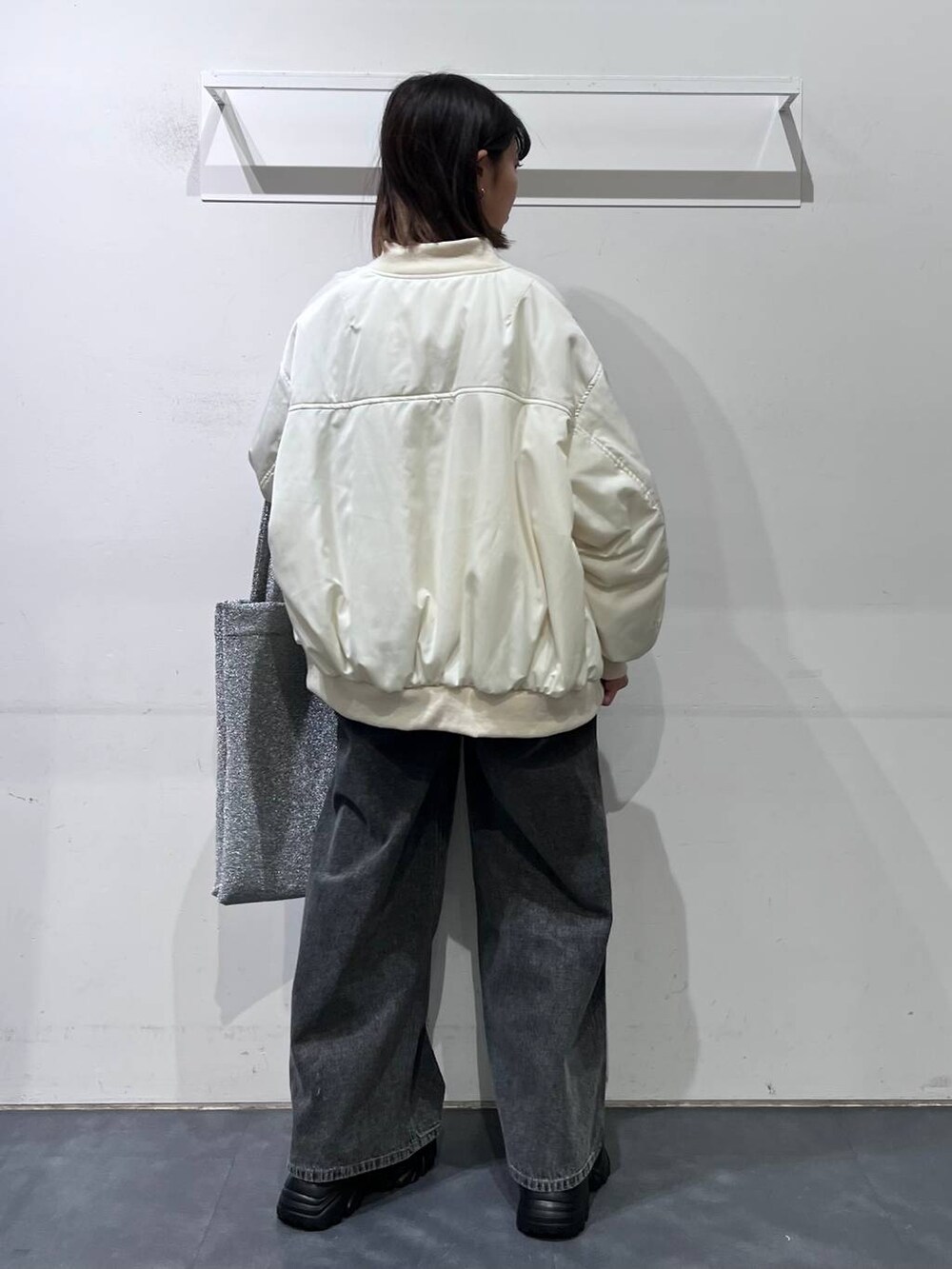 「低身長、個性派、カジュアル、骨格ウェーブ、LAKOLE、デニムパンツ、スウェット、ブルゾン」｜「LAKOLEのラメニットトートバッグ / 111758（トートバッグ、その他）」を使った、うえさん（レディース・153cm）の冬コーディネートの4枚目の写真