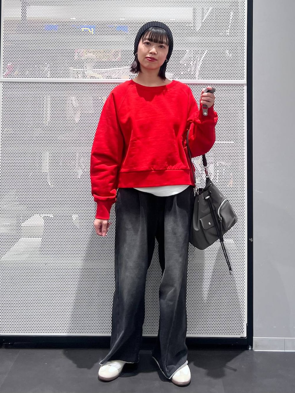 ホワイト系のTシャツ/カットソー、ホワイト系のスニーカー、レッド系のスウェットを着用したレディースの冬コーディネートの2枚目の写真