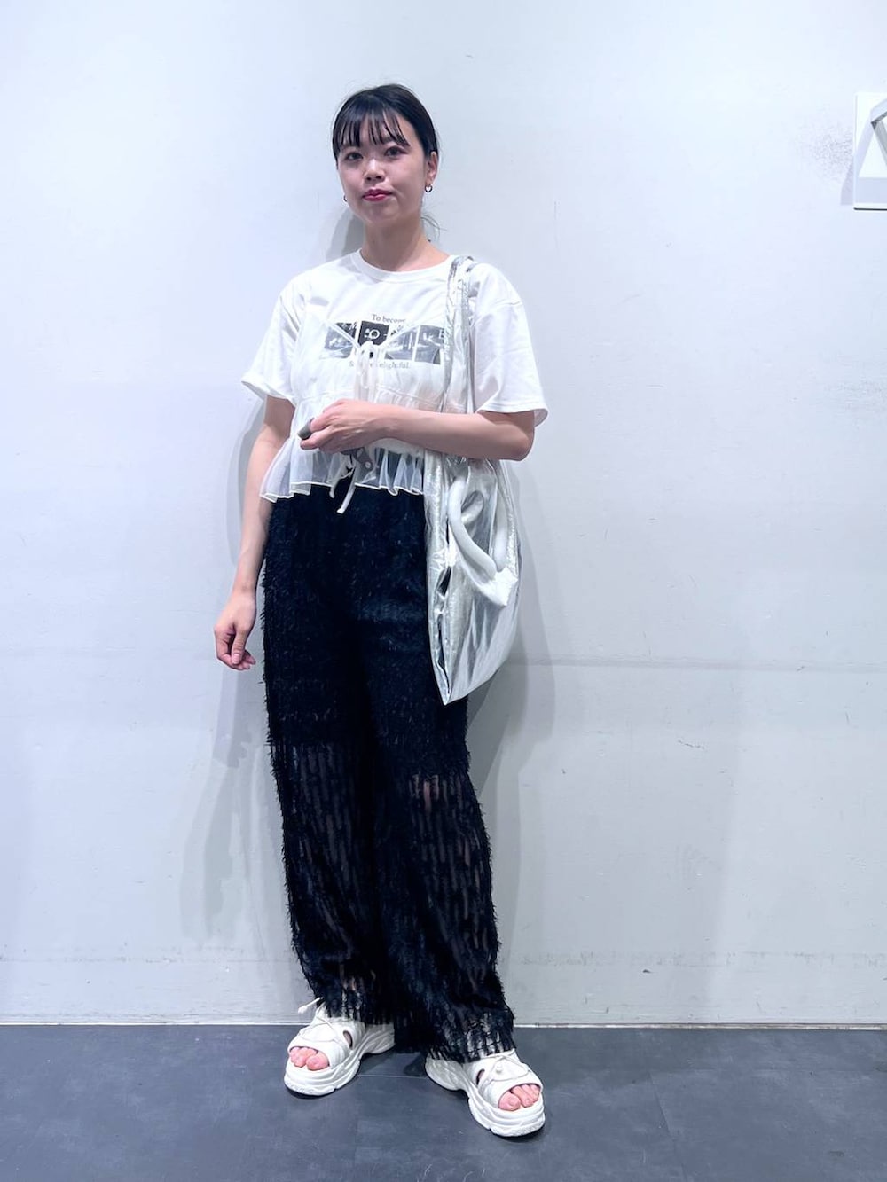 「低身長、個性派、カジュアル、骨格ウェーブ、生活雑貨、サンダル、Tシャツ、キャミソール、ビスチェ、トートバッグ、LAKOLE」｜「LAKOLEの3パーテーショントートバッグ / 110642（トートバッグ、シルバー系）」を使った、うえさん（レディース・153cm）の春コーディネートの2枚目の写真