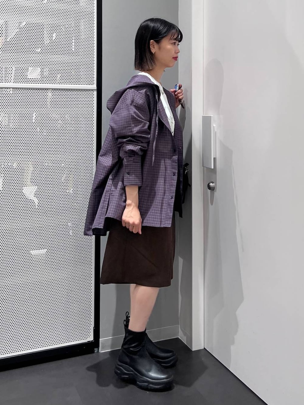 ホワイト系のTシャツ/カットソー、ブルー系のシャツ/ブラウス、ブラウン系のその他パンツを着用したレディースの秋コーディネートの4枚目の写真