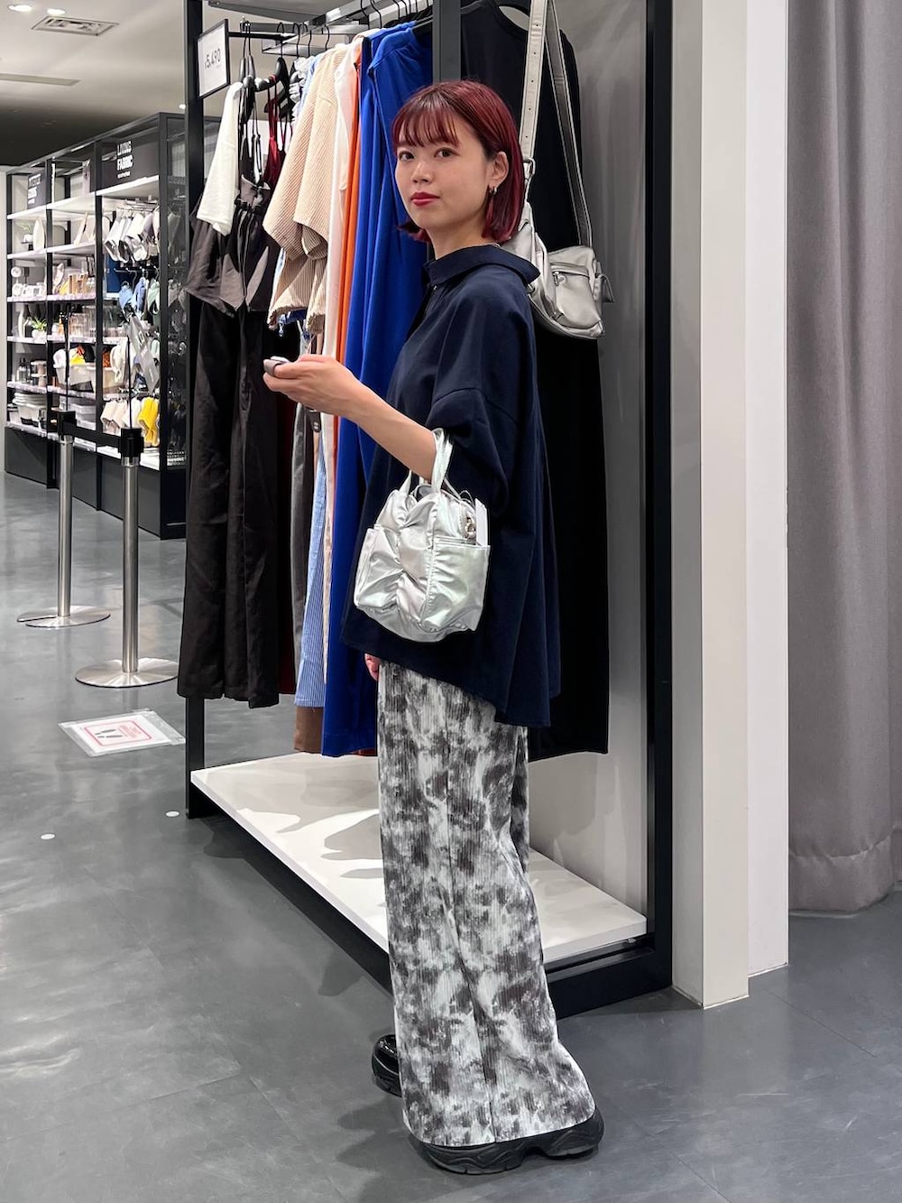 その他のショルダーバッグ、グレー系のその他パンツ、ブルー系のシャツ/ブラウスを着用したレディースの夏コーディネートの4枚目の写真