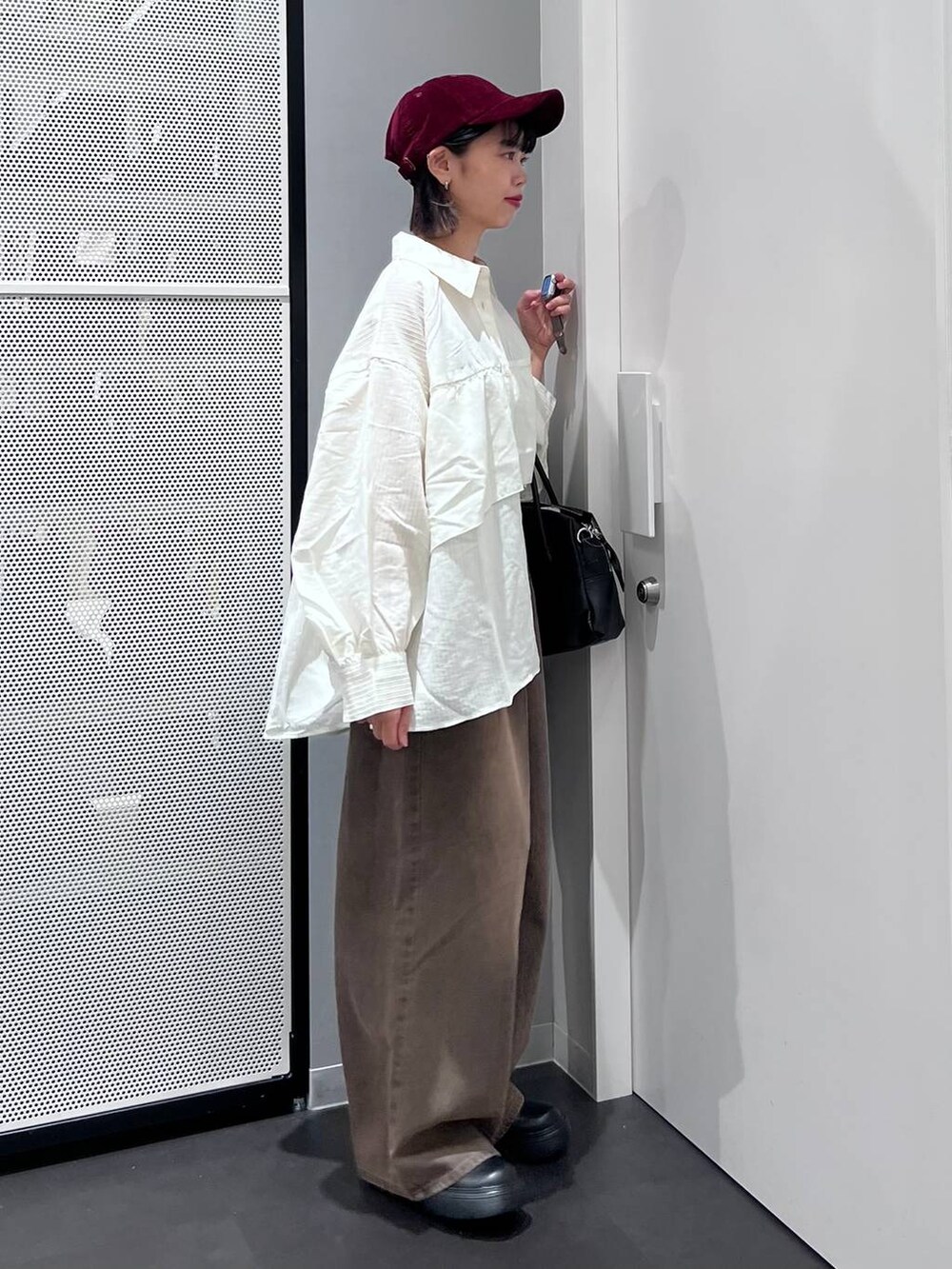 ベージュ系のシャツ/ブラウス、ブラウン系のデニムパンツ、ブラック系のその他シューズを着用したレディースの秋コーディネートの4枚目の写真