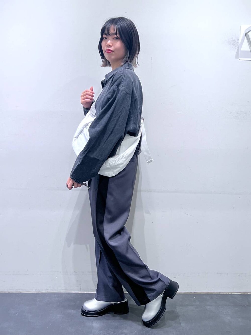 グレー系のデニムジャケット、ブラック系のTシャツ/カットソー、グレー系のその他パンツを着用したレディースの春コーディネートの3枚目の写真