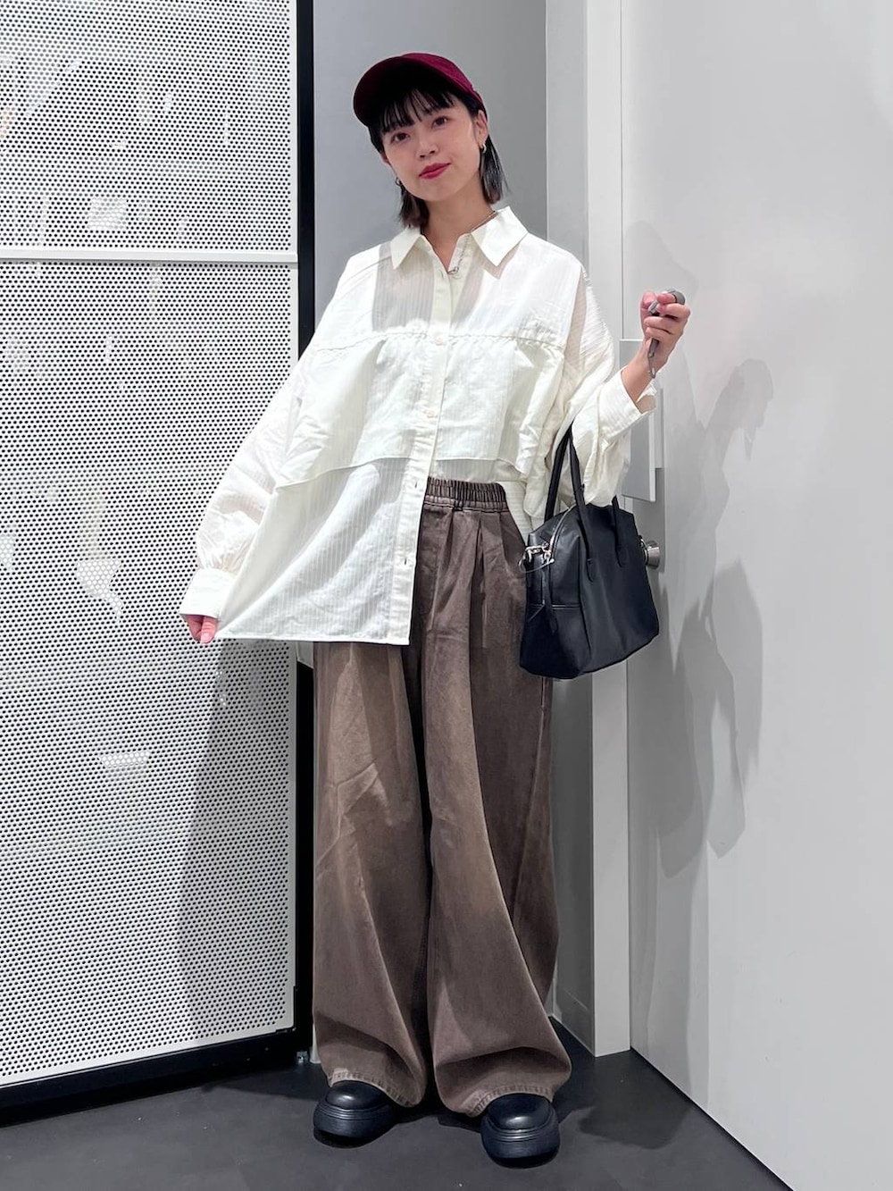 ベージュ系のシャツ/ブラウス、ブラウン系のデニムパンツ、ブラック系のその他シューズを着用したレディースの秋コーディネートの2枚目の写真