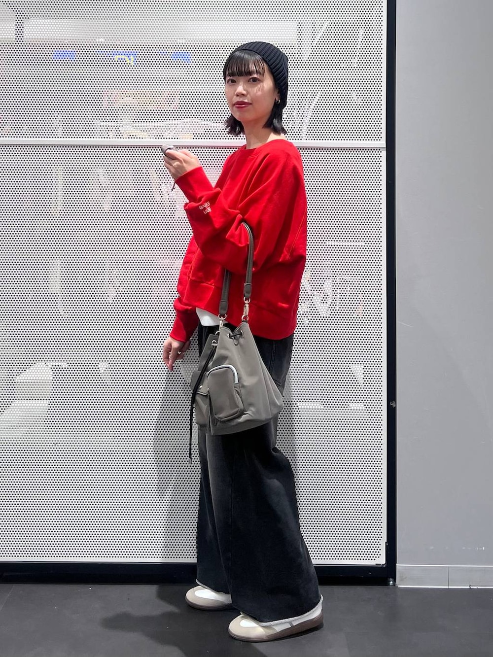 ホワイト系のTシャツ/カットソー、ホワイト系のスニーカー、レッド系のスウェットを着用したレディースの冬コーディネートの3枚目の写真