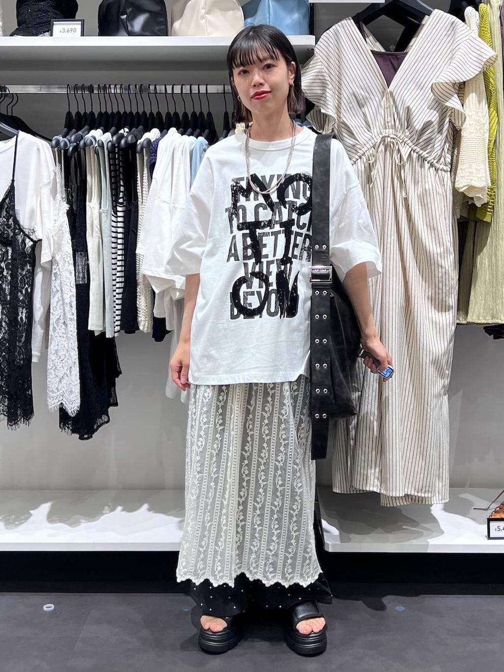 その他のその他パンツ、ブラック系のショルダーバッグ、ブラック系のサンダルを着用したレディースの春コーディネートの3枚目の写真