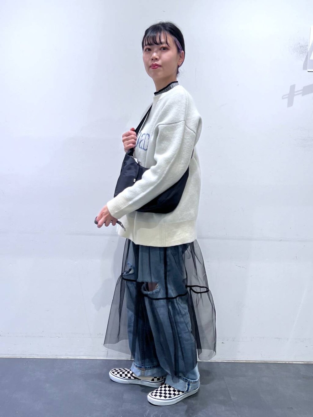 その他のニット/セーター、ブルー系のデニムパンツ、ブラック系のショルダーバッグを着用したレディースの冬コーディネートの4枚目の写真