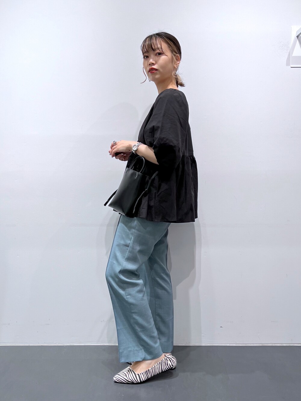 グリーン系のその他パンツ、その他のパンプス、ブラック系のシャツ/ブラウスを着用したレディースの夏コーディネートの2枚目の写真